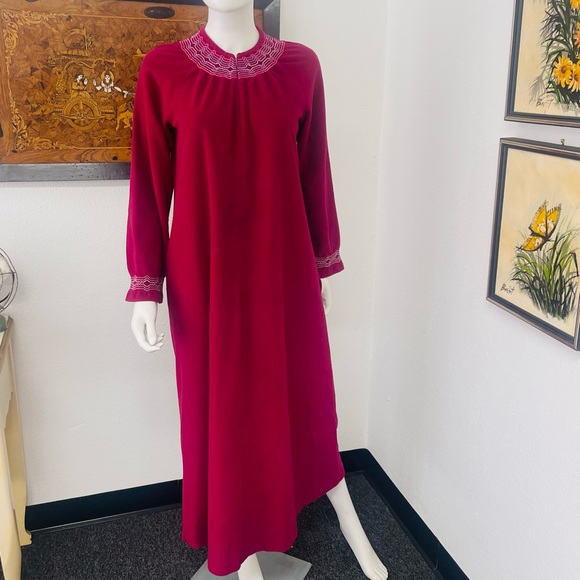 Vanity Fair Burgundy Zip Up Robe/ Housedress With Zig Zag Decoration - Picture 3 of 11